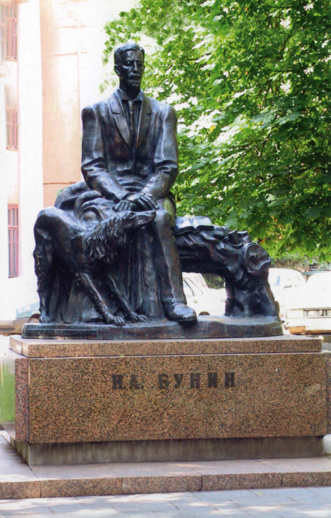 памятник бунину в париже