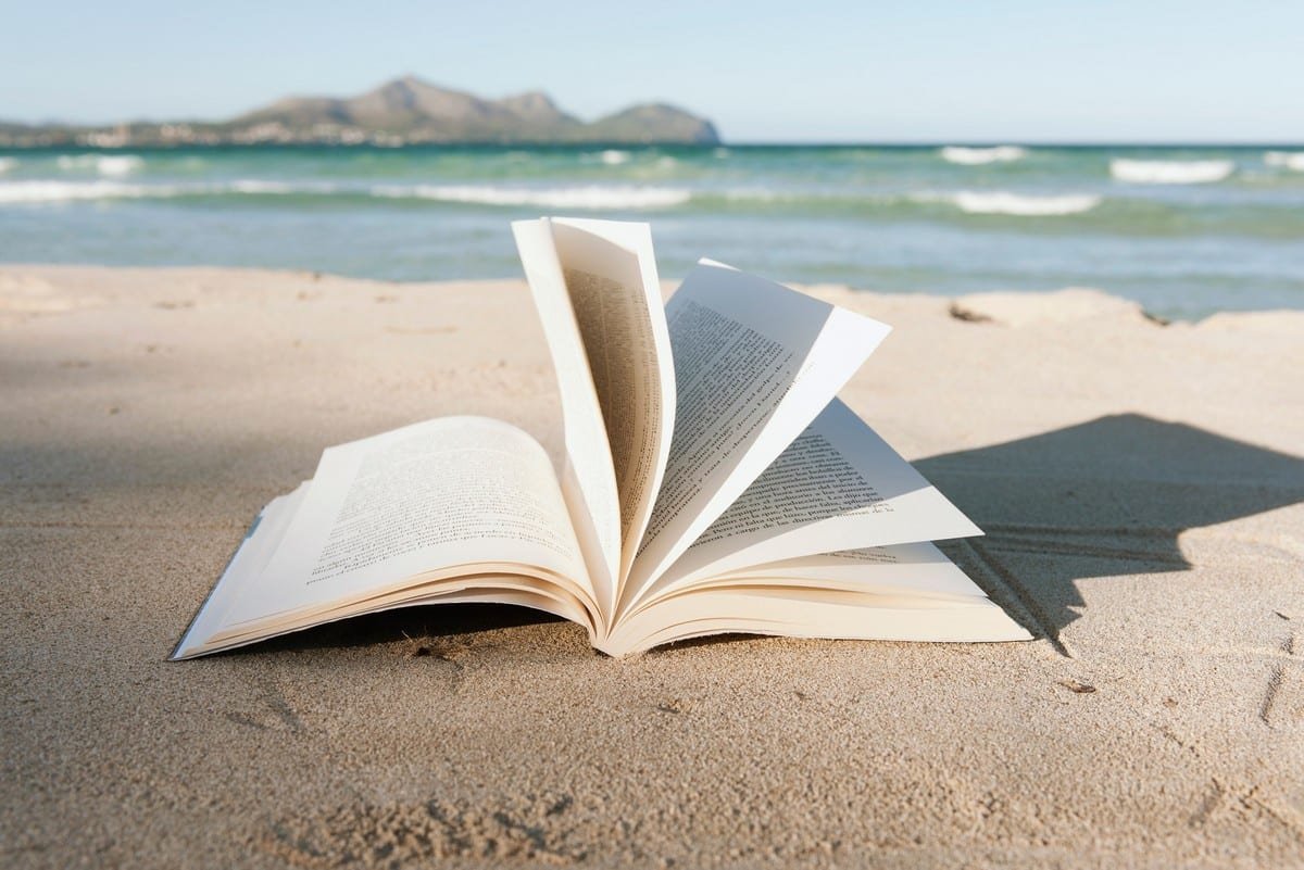 Книга на фоне моря