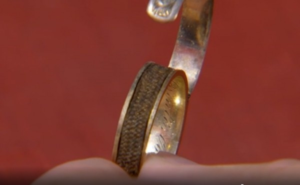 Женщина, нашедшая кольцо, заполненное волосами Шарлотты Бронте, разбогатела на 26 000 долларов