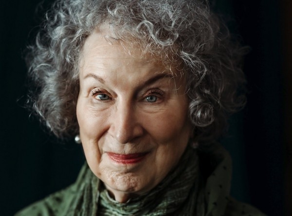 «Я слишком стара, чтобы многого бояться»: Маргарет Этвуд о продолжении «Рассказа служанки»