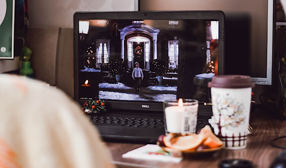 человек выбирает фильм на экране ноутбука