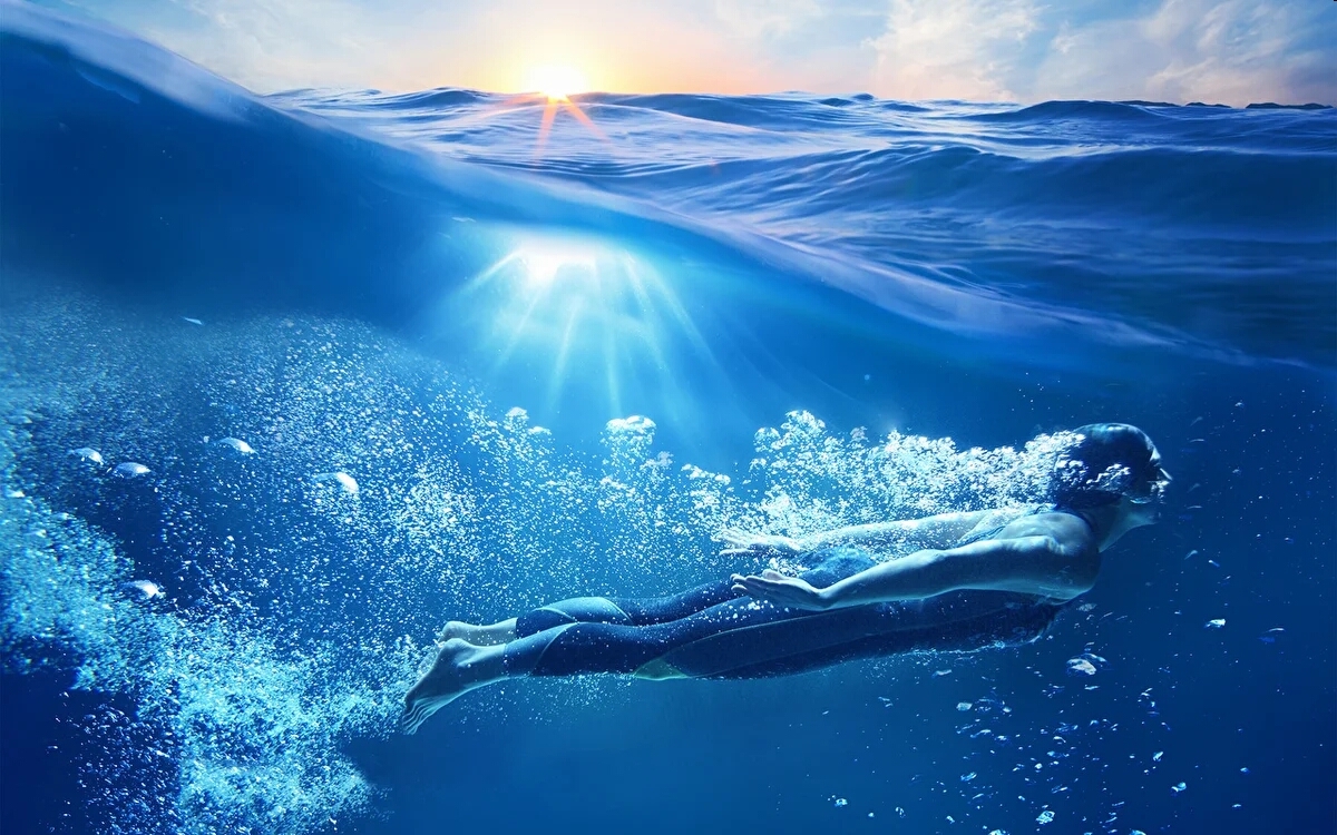 Через океан плывет великан. Солнце под водой. Океан под водой. Море под водой. Океаны. Глубина.
