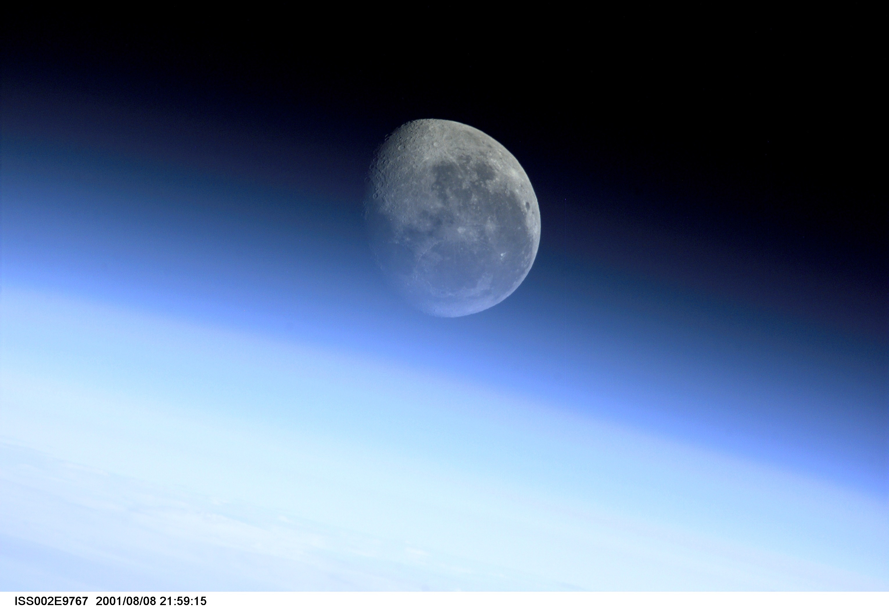 Слушать светлая луна. Луна в космосе. Голубая Луна National Geographic. Луна на Светлом фоне. Луна 16 июня 2022.