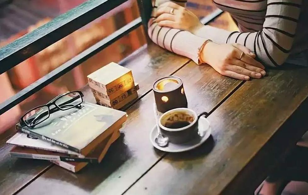 Книга на столе в кафе