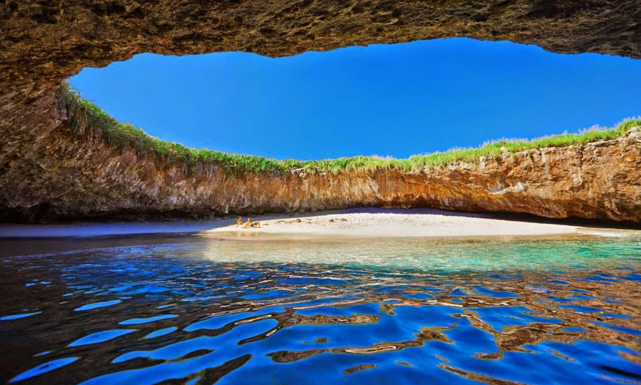 Место их назначения-пляж «Плайя-дель-Амор», кристально чистый естественный ...