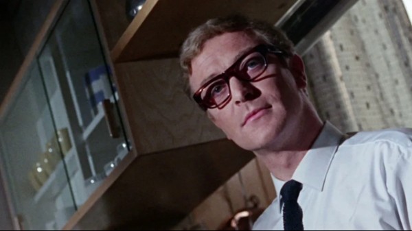 Картина “Досье Ипкресс” (1965) с Майклом Кейном в главной роли явно задумывалась как альтернативный вселенной Джеймса Бонда взгляд на шпионаж.