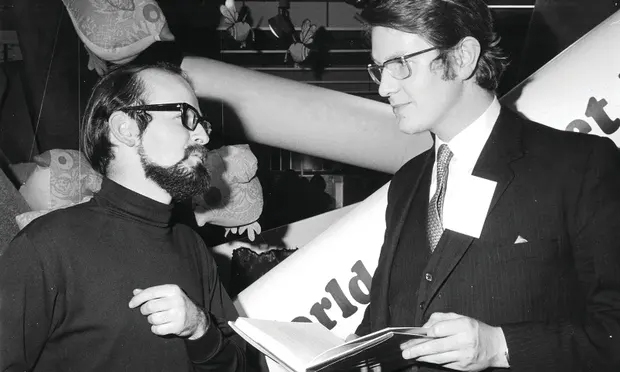 Пратчетт со своим агентом, Колином Смайтом (справа), в 1971 году.