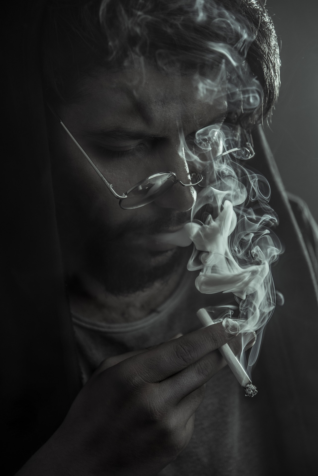 Smoke glass. Курящий человек. Курильщик арт. Человек с сигаретой Эстетика. Курящий человек арт.