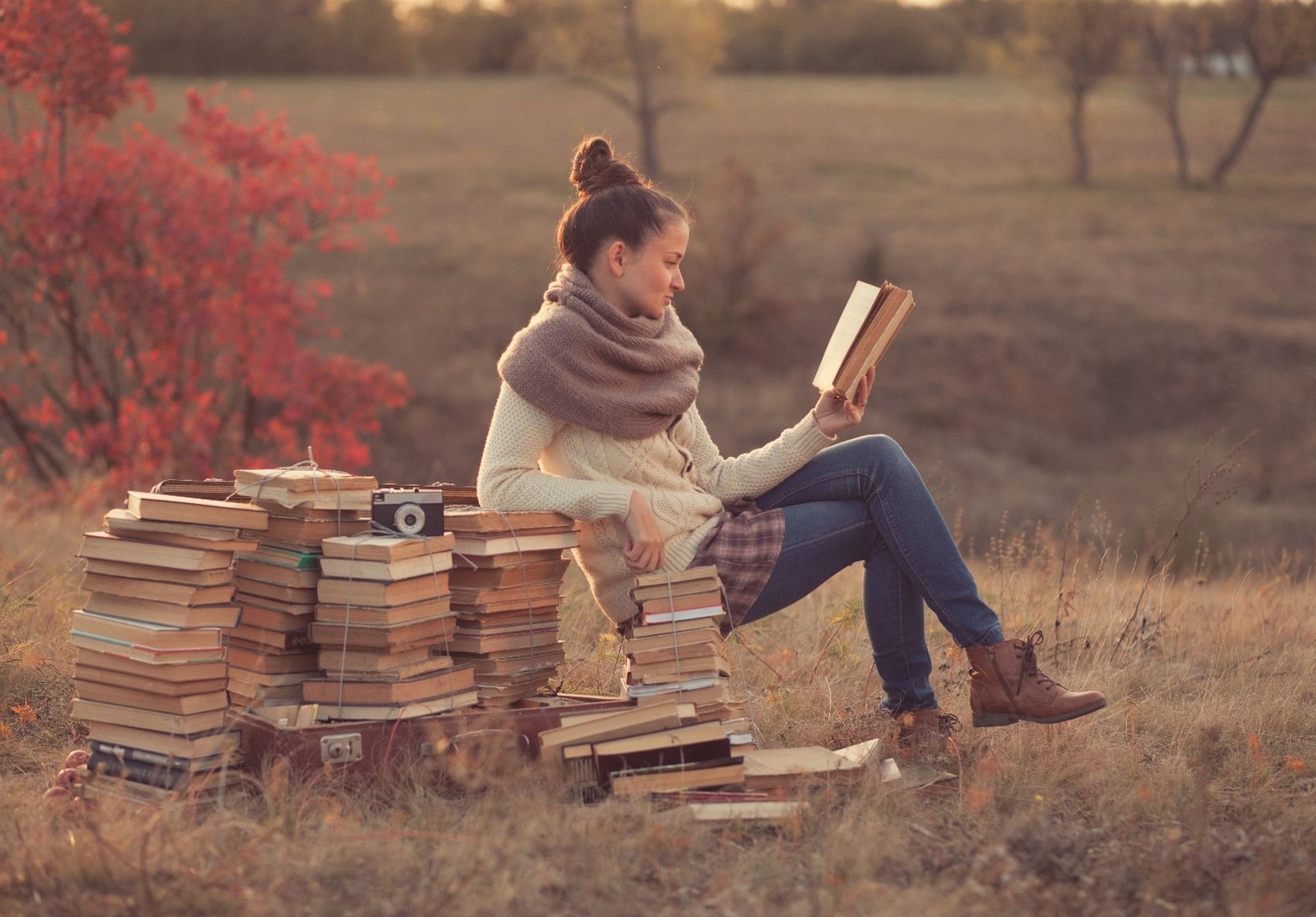 Делает вид что читает. Девушка читает книгу. Книга человек. Фотосессия с книгой. Человек с книжкой.