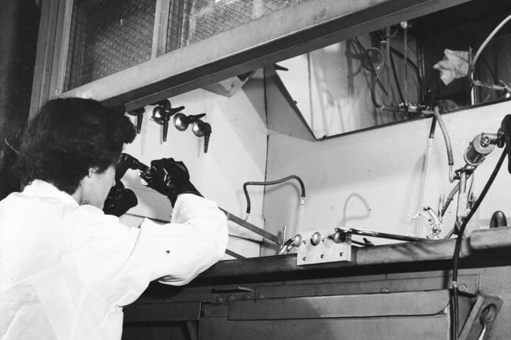 Приблизительно 1955 год, сотрудник Брукхейвенской национальной лаборатории взаимодействует в радиоактивным натриевым изотопом посредством манипулятора