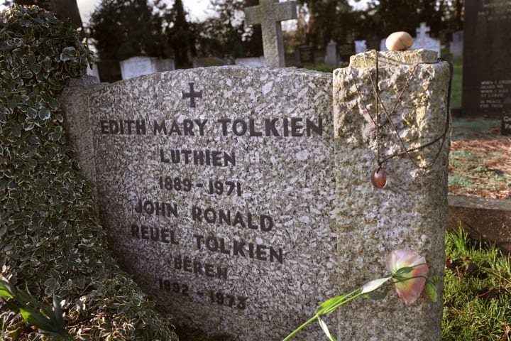 Надгробие автора «Властелина колец» Дж. Р. Р. Толкиена.