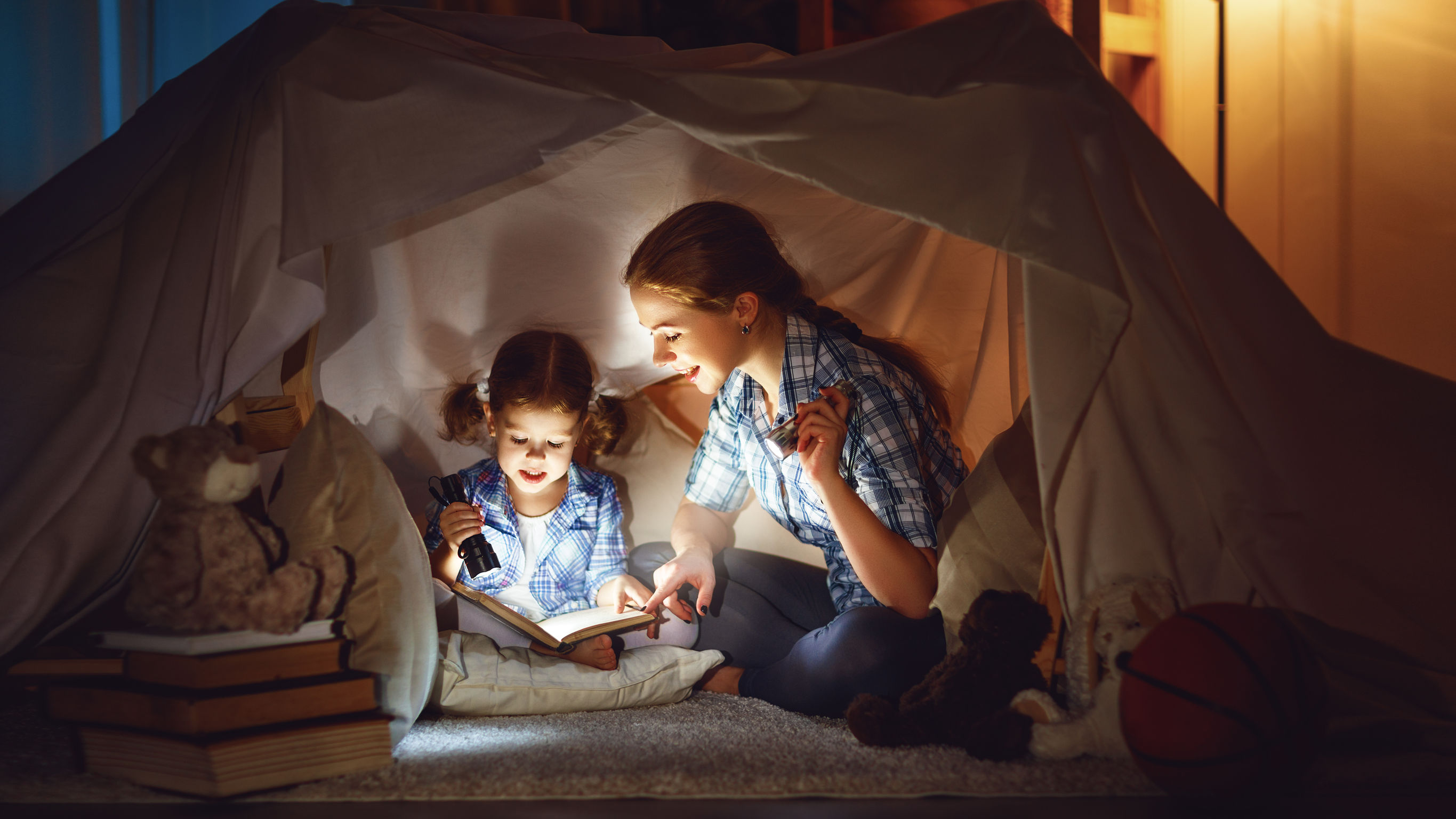 Читаем на ночь взрослым. Шалаш для детей. Домик из подушек и одеял. Чтение под одеялом с фонариком. Палатка для детей.
