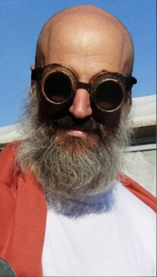 Олар жоғары көтеріліп, порнографиямен айналысты