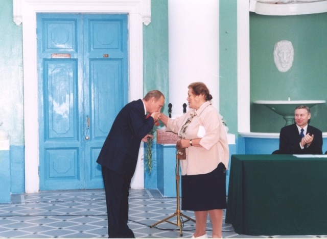 В.В. Путин вручает цветы Н.П. Михальской, 2001 г.