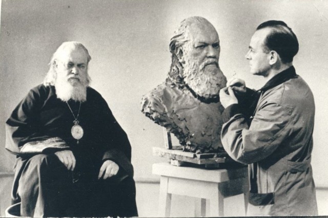 Скульптор Оленин работает над бюстом лауреата Сталинской премии I-ой степени архиепископа Луки Войно-Ясенецкого, 1946 г.