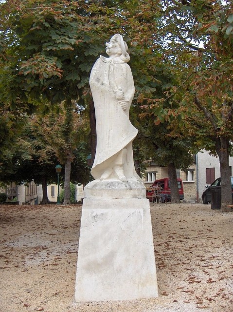 Statue in Bergerac, Dordogne (Place de la Myrpe)