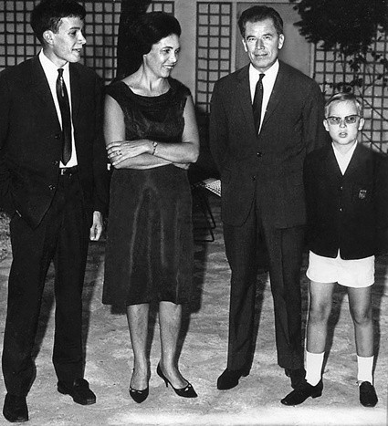 С родителями   и младшим братом в Сенегале, 1960-е