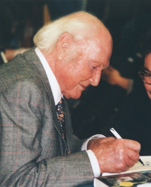 Heinrich Harrer siginiert auf der Frankfurter Buchmesse sein Buch Wiedersehen mit Tibet 1997