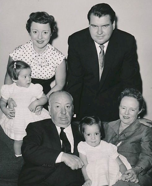 Фотография Альфреда Хичкока и его семьи
