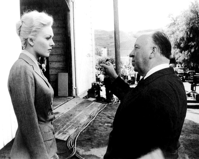 Альфред Хичкок и Ким Новак на съемках фильма «Головокружение» (1958)