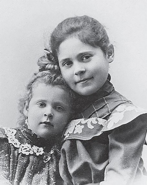 Лили Каган  с сестрой Эльзой в детстве