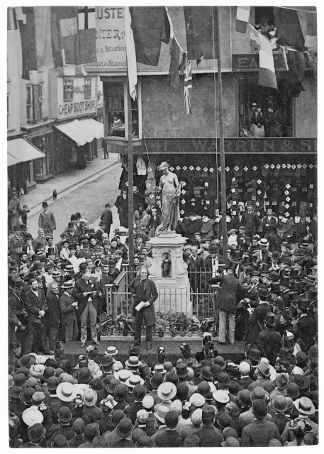 Генри Ирвинг открывает мемориал Кристофера Марлоу в Баттермаркете, Кентербери, Англия