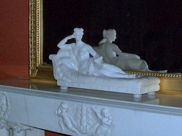 Скульптура Фанни Лир в виде Венеры с яблоком