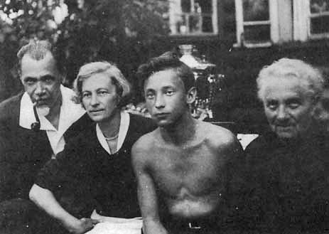 С родителями Генрихом Аниоловичем и Маргаритой Густавовной   и бабушкой Анастасией Константиновной