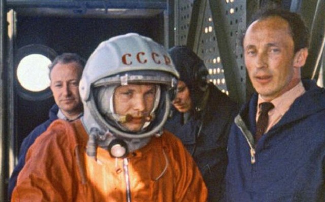 За минуту до посадки Ю. А. Гагарина в кабину космического корабля «Восток». Космодром Байконур, 12 апреля 1961 года