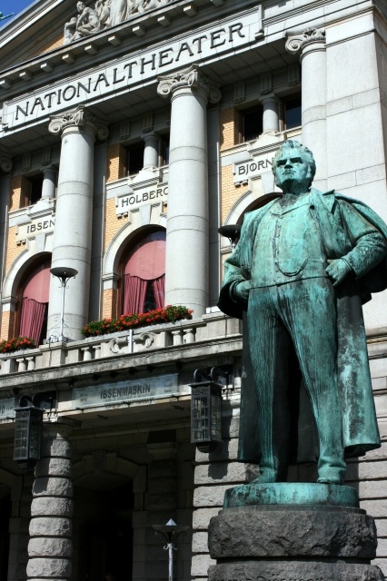 Статуя Бьёрнстьерне Бьёрнсона перед Национальным театром в Осло. Стефан Синдинг (1899)