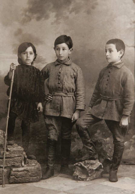 Дети: Татьяна, Георгий и Володя Гулиа