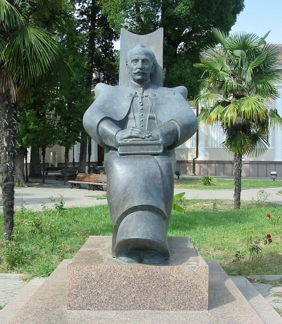 Памятник Дмитрию Гулиа в Сухуме