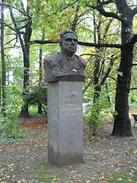 Бюст писателя Г. Караславова в Софии