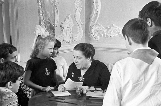 Агния Барто беседует с юными читателями во время открытия Всесоюзной Недели детской и юношеской книги в Колонном зале Дома Союзов