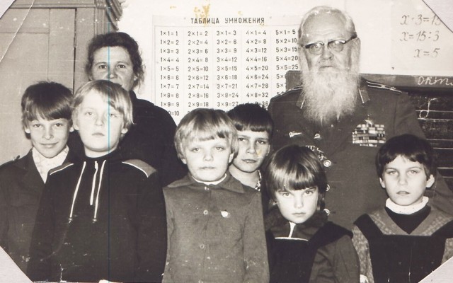 Э. Пусэп на встрече с учениками Островской школы Манского района, 1971 г.