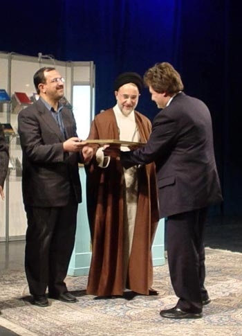 Президент Ирана Мохаммад Хатами вручает Ефиму Резвану национальную премию Исламской Республики «Книга года».