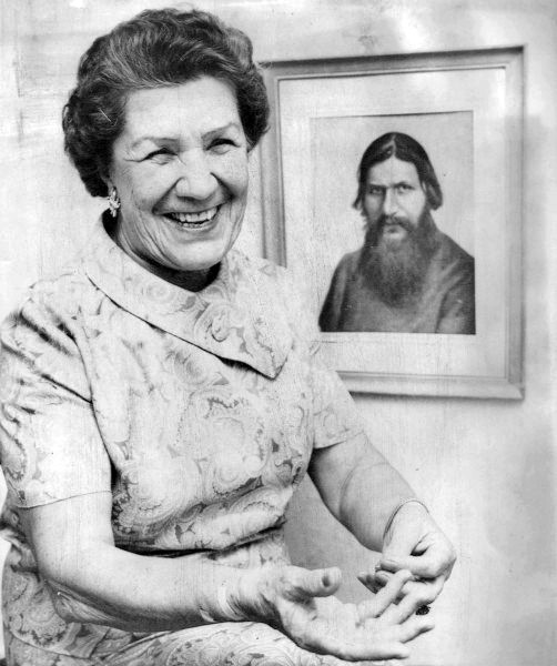 Мария Распутина   с портретом Григория Ефимовича в своем доме в Лос-Анджелесе