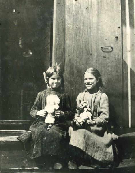 Сестры Матрена и Варя Распутины в Покровском