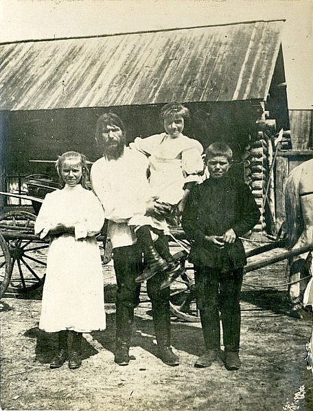 Г.Е. Распутин со своими детьми в Покровском, 1914 год
