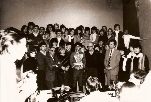 В центре  снимка поэт  Булат Шалвович Окуджава и его друг  Зиновий Гердт