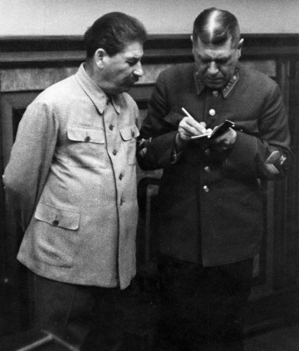 Иосиф Виссарионович Сталин  разговаривает с Начальником Генштаба РККА Борисом Михайловичем Шапошниковым  во время подписания Пакта о ненападении с Германией.