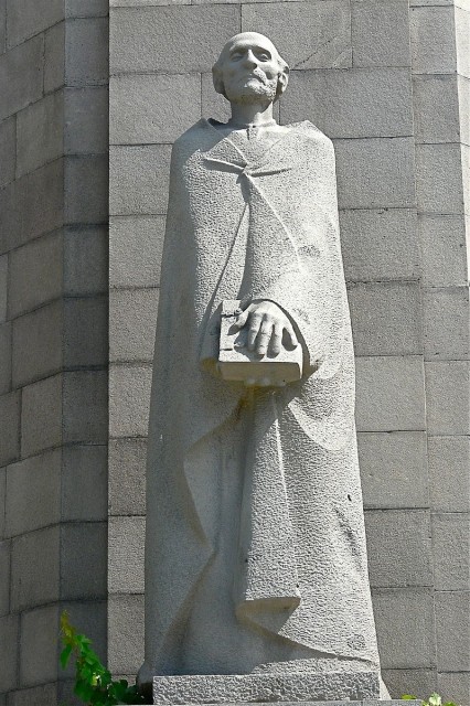 Памятник Мхитару Гошу перед фасадом Матенадарана