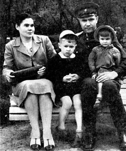 Дмитрий Язов и жена Екатерина с сыном Игорем и дочерью Еленой