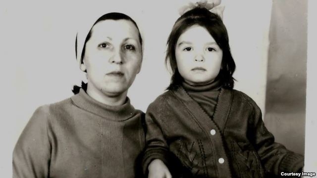 Пятилетняя Полина Жеребцова с мамой