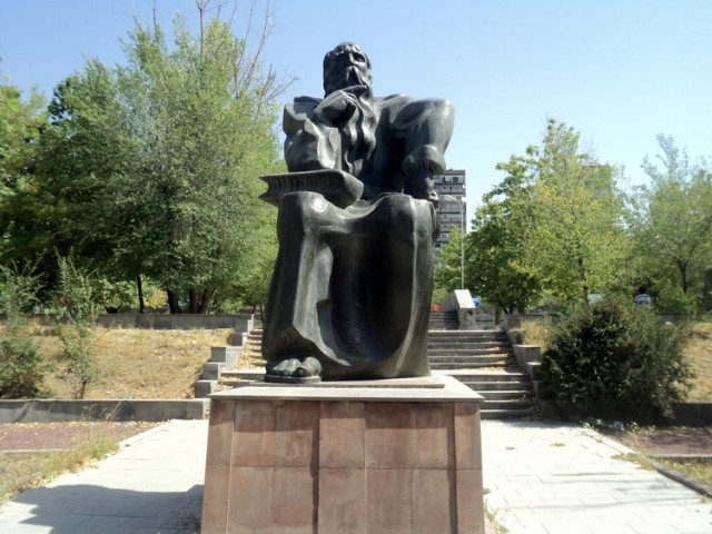 Памятник Давиду Анахту в Ереване
