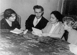 Э.Л. Линецкая и ученики. 1960-е годы