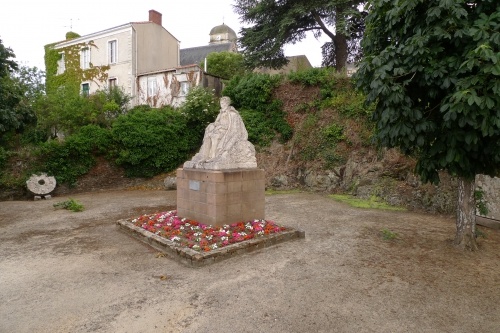 Памятник Жоашену дю Белле в Лире (Франция)