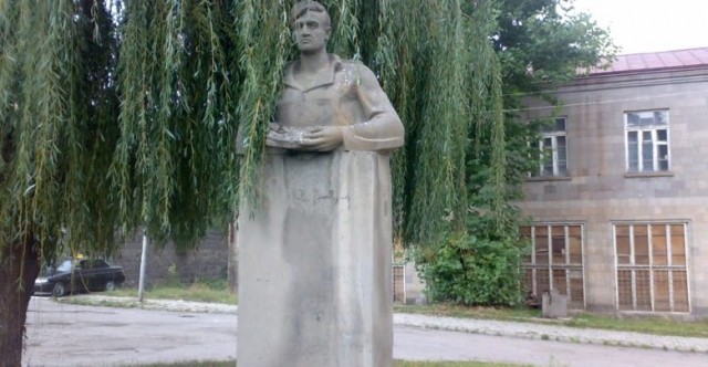 Памятник Акселю Бакунцу в Горис