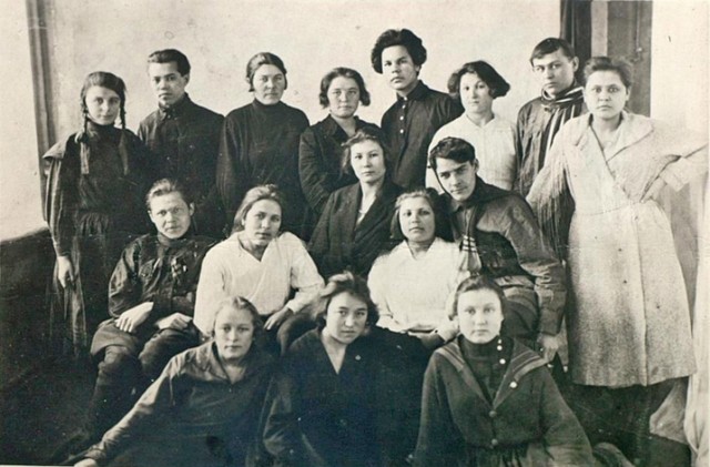 А. Кутуй (2-й ряд сверху, 1-й справа) среди членов кружка молодых писателей 1926 г.