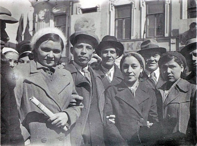 А. Кутуй (3-й слева) на первомайской демонстрации 1 мая 1941 г.